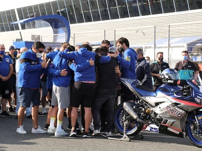 El equipo y los familiares de Dean Berta Viñales despiden al piloto en el minuto de silencio celebrado el domingo en el circuito de Jerez.