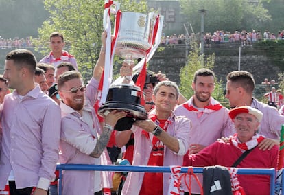 El capitán del Athletic, Iker Muniain (a la izquierda), junto a Ernesto Valverde (a la derecha), entrenador del equipo, con el trofeo de la Copa del Rey.