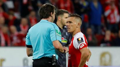 Pablo de Blasis conversa com o árbitro antes de bater o pênalti para o Mainz.