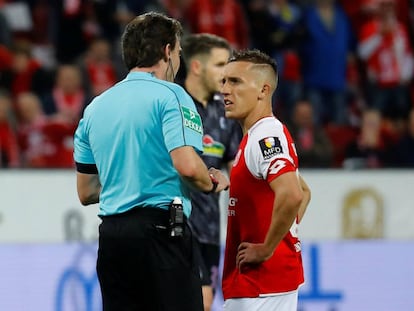 Pablo de Blasis conversa com o árbitro antes de bater o pênalti para o Mainz.