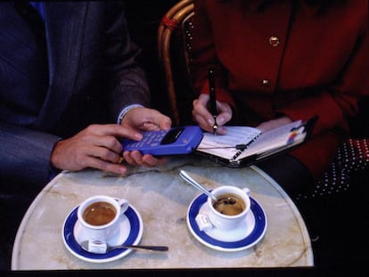 Dos personas con teléfonos móviles, el 17 de enero de 1996.