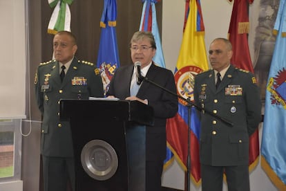 El ministro de Defensa, Carlos Holmes Trujillo, acompañado por los generales Luis Fernando Navarro y Eduardo Zapateiro.