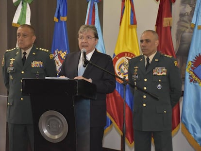 El ministro de Defensa, Carlos Holmes Trujillo, acompañado por los generales Luis Fernando Navarro y Eduardo Zapateiro.