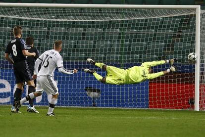 Thibault Moulin del Legia marca el tercer gol del equipo frente al Real Madrid.