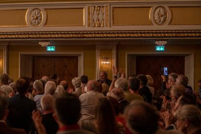 El público puesto en pie aplaude a Wolfgang Rihm (al fondo, en el centro) al final de su ópera 'Jakob Lenz' el pasado miércoles en la Gran Sala del Mozarteum de Salzburgo.