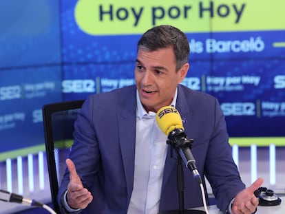 Pedro Sánchez, candidato socialista y presidente del Gobierno, participa en una entrevista en la Cadena SER.