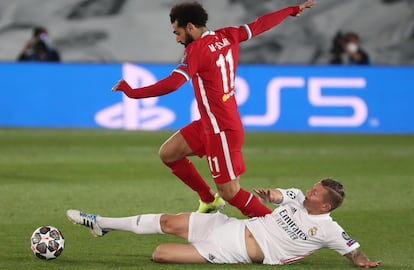 Kroos trata de arrebatar el balón a Salah en el partido de Champions contra el Liverpool.