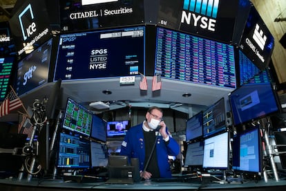 Un broker en el parqué de la Bolsa de Nueva York en febrero.