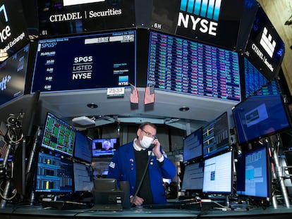 Un broker en el parqué de la Bolsa de Nueva York en febrero.