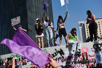 Mujeres participan en una protesta para conmemorar el Día Internacional de la Mujer en la Ciudad de México, México, el 8 de marzo de 2025.