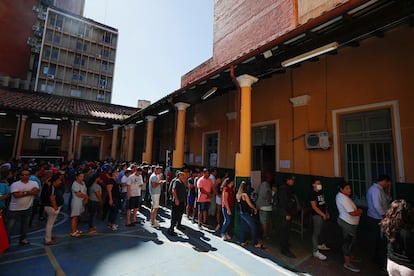 Este domigno, 4,8 millones de paraguayos estuvieron llamados a las urnas para elegir a un nuevo presidente. En la imagen, filas de personas que esperan para depositar su voto, en un colegio electoral en Asunción (Paraguay).