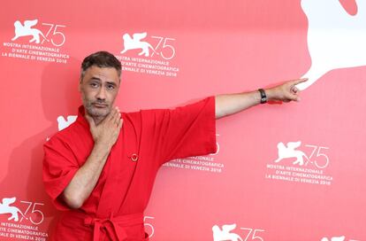 Taika Waititi asiste al photocall del jurado durante el 75º Festival de Cine de Venecia.