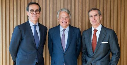 Alfonso Gil, consejero delegado de Alantra Wealth Management, junto con Ignacio Garralda, presidente y consejero delegado de Mutua, y Santiago Eguidazu, presidente ejecutivo de Alantra.