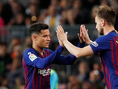 Rakitic reemplaza al cuestionado Coutinho ante el Rayo. 