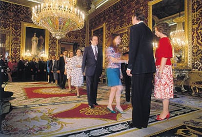 Los reyes Juan Carlos y Sofía reciben en el palacio Real a representantes de la nobleza española.