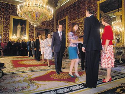 Los reyes Juan Carlos y Sofía reciben en el palacio Real a representantes de la nobleza española.
