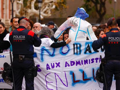 Personal sanitario, a las puertas del Parlament de Catalunya para protestar contra el acuerdo salarial del ICS