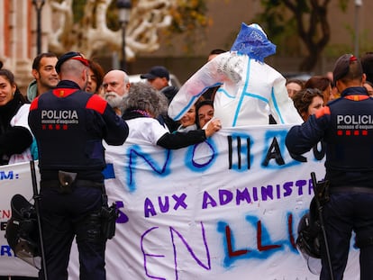 Personal sanitario, a las puertas del Parlament de Catalunya para protestar contra el acuerdo salarial del ICS