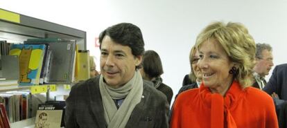 Aguirre y González, durante la inauguración de una biblioteca en Tres Cantos.