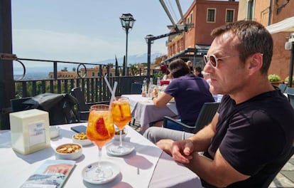 Un italiano tomando un Aperol Spritz en una terraza.