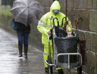 <b>Paraguas rotos.</b> La borrasca 'Ruth', la tercera en una semana en Galicia, tiene previsto dejar en la comunidad un fin de semana con olas de más de 10 metros de altura, lluvias y vientos de hasta 125 kilómetros por hora. La fuerza del viento ha dejado a muchos gallegos sin paraguas. En la imagen, un operario transporta varios de estos utensilios rotos.