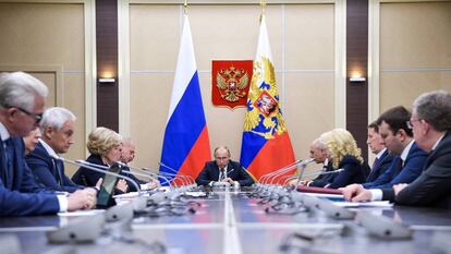 Putin, junto a su Gabinete, este miércoles en la residencia de Novo-Ogarevo.