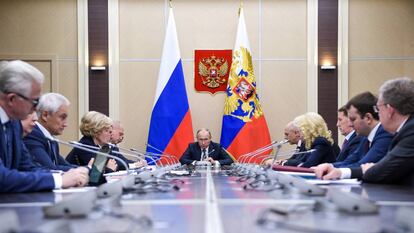 Putin, junto a su Gabinete, este miércoles en la residencia de Novo-Ogarevo.