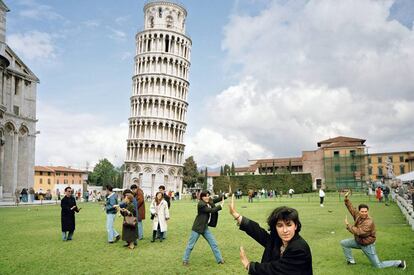 Por suerte, la explanada de la torre de Pisa es lo suficientemente grande para que los turistas no acaben a manotazos.