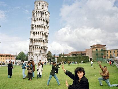 Por suerte, la explanada de la torre de Pisa es lo suficientemente grande para que los turistas no acaben a manotazos.