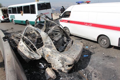 Coche destruido este jueves a diez kilómetros de Beirut por un dron israelí en la carretera que une la capital libanesa con el valle de la Becá.