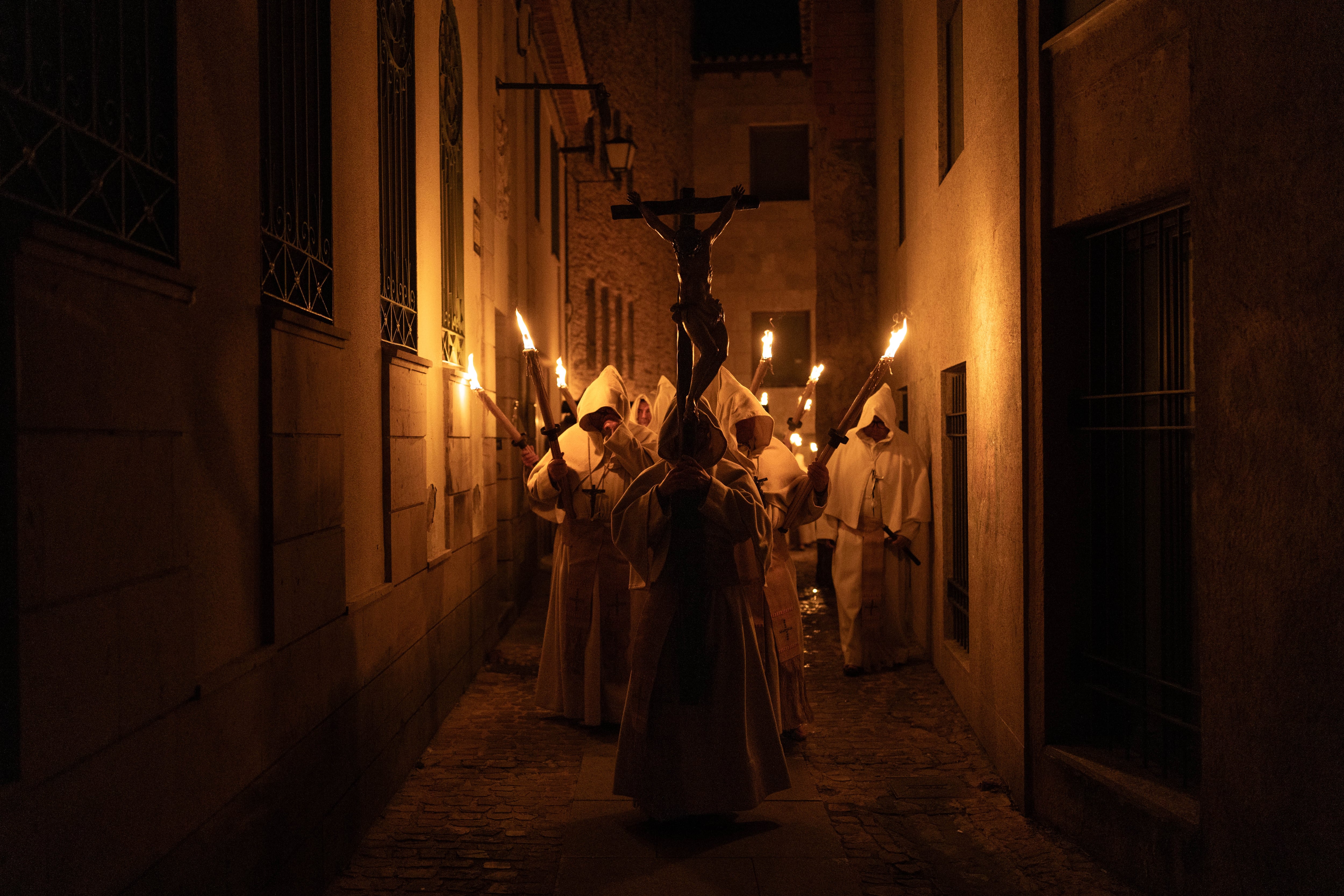 Los cofrades de la Buena Muerte cruzan por las calles del casco antiguo de Zamora, este lunes.