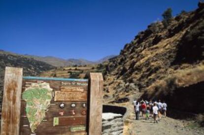 Ruta senderista en el barranco de Poqueira, en Sierra Nevada (Granada).