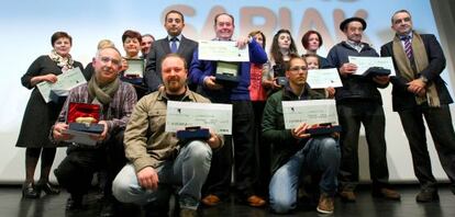 Los productores galardonados por la BBK posan este martes al término de la entrega de premios.