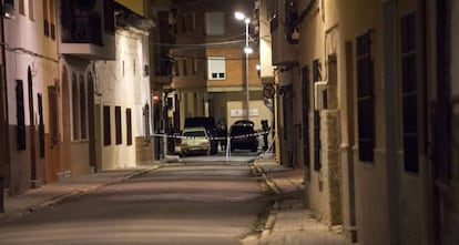 Cordón policial en la vivienda en la que el jueves fue hallado muerto un matrimonio en Villafranca de los Caballeros (Toledo).
