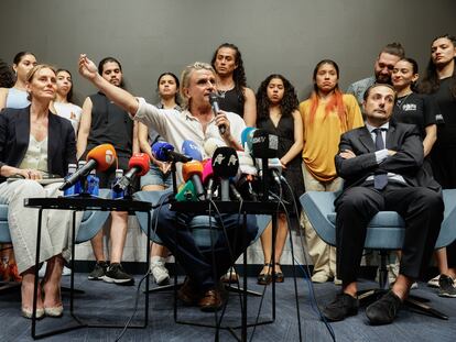 El compositor y productor teatral español Nacho Cano ofrece una rueda de prensa tras quedar en libertad provisional este martes.