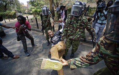 La policía keniata intenta arrestar al activista keniano Boniface Mwangi durante una manifestación contra los casos recientes de brutalidad policial en Nairobi (Kenia).