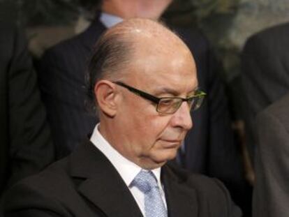 El ministro de Hacienda, Crist&oacute;bal Montoro, y detr&aacute;s el presidente de la Comunidad de Madrid, Ignacio Gonz&aacute;lez