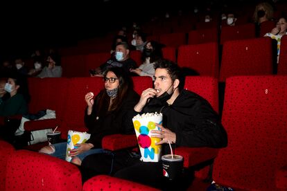 Dos jóvenes en el interior del cine del centro comercial Cuadernillos de Alcalá de Henares, este lunes. 