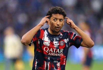 Marquinhos gesticula durante el calentamiento previo a la Final de la UEFA Champions League.