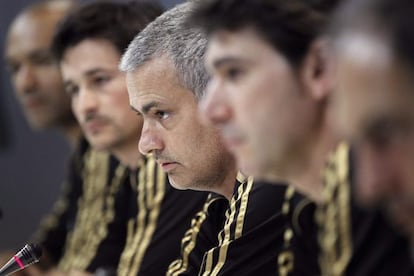 Mourinho, acompañado de sus ayudantes.