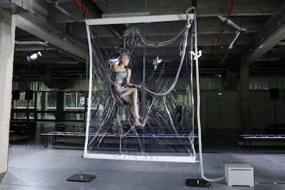 Una modelo en el interior de un paquete de plástico durante el desfile de la colección de Iris Van Herpen en París (Francia).