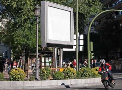 Uno de los nuevos <i>chirimbolos</i> instalado entre las calles de Velázquez y Diego de León.