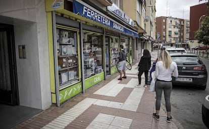 Peatones este lunes junto a la Ferretería Simancas, en Calle Zuera 6, al este de Madrid, en el día de reapertura del pequeño comercio no esencial.