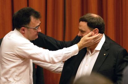 El exvicepresidente de la Generalitat Oriol Junqueras (derecha), condenado a 13 años de prisión por el Tribunal Supremo por el 'procés', saluda a su compañero de partido Lluís Salvadó.