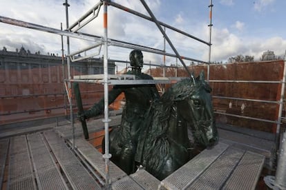 Parte superior de la estatua con los andamios colocados para su limpieza.