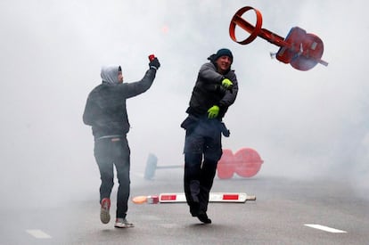 Os atos violentos ocorreram ao lado da sede da Comissão Europeia, quando vários dos participantes do protesto lançaram pedras de pavimentação e cercas contra os agentes.