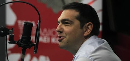  El primer ministro griego, Alexis Tsipras, durante una entrevista con la emisora de radio de Syriza Sto Kokkino, en Atenas