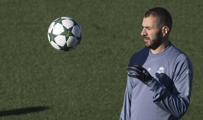 Karim Benzema, este martes en Valdebebas en el último entrenamiento previo al partido contra el Borussia.