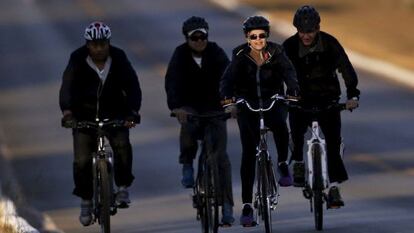 La presidenta brasileña Dilma Rousseff, en bici junto al Palacio de la Alvorada en Brasilia ayer.