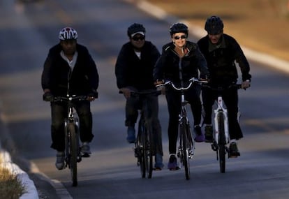 La presidenta brasileña Dilma Rousseff, en bici junto al Palacio de la Alvorada en Brasilia ayer.